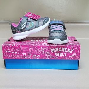 NWT SKECHERS sneakers size baby 5